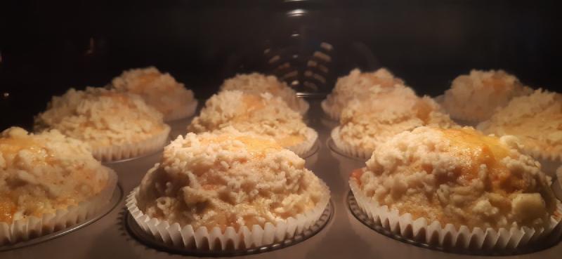 Zdjęcie pieczonych muffinek w piekarniku